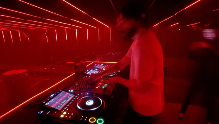 F3R mezclando bajo luces rojas en Antisistema
