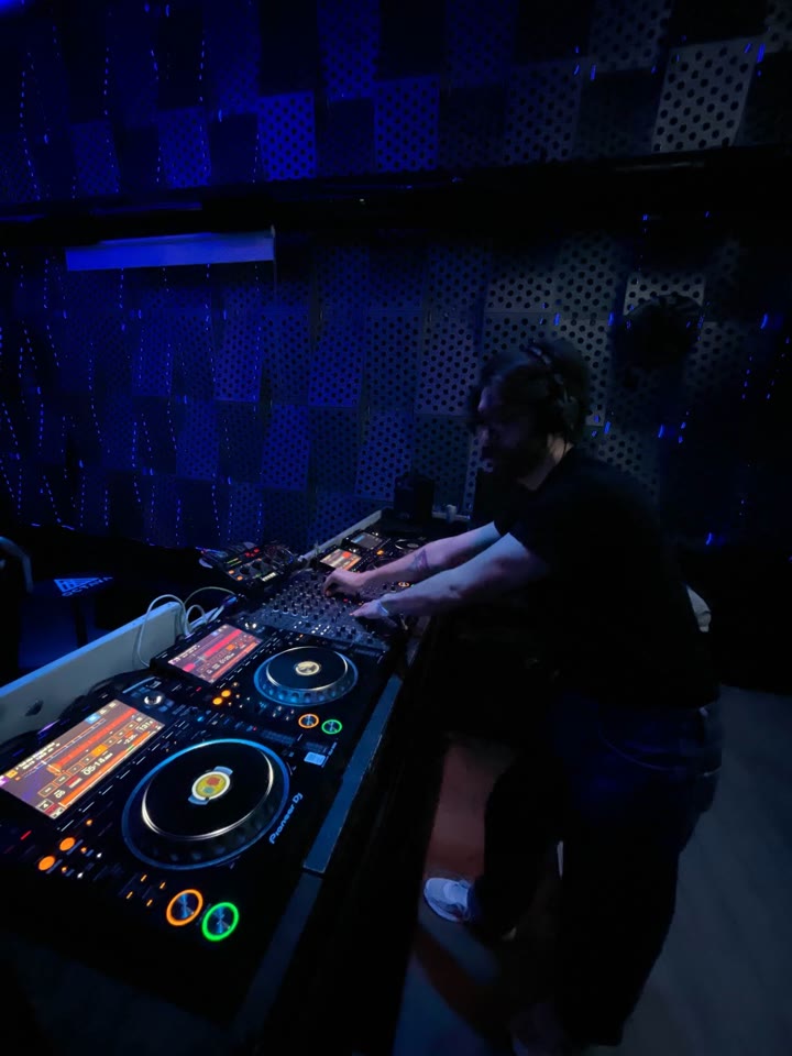 F3R frente a la consola en una cabina de Octava iluminada en azul