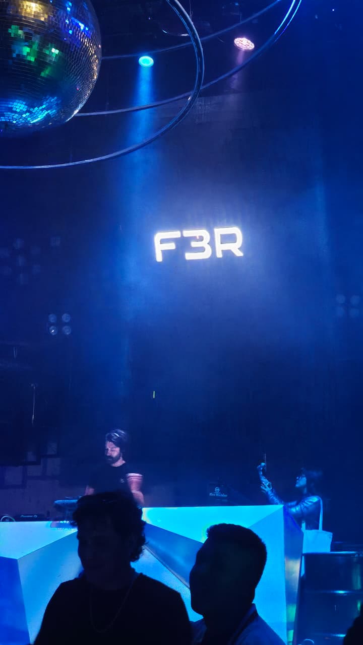 F3R en la cabina de Octava bajo el letrero F3R